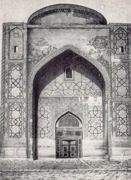 Tillya-Kari Madrasah. Facade of the mosque. Mid-1940s. Photo from the book "Registan in Samarkand." B. Veyrman. 1946.