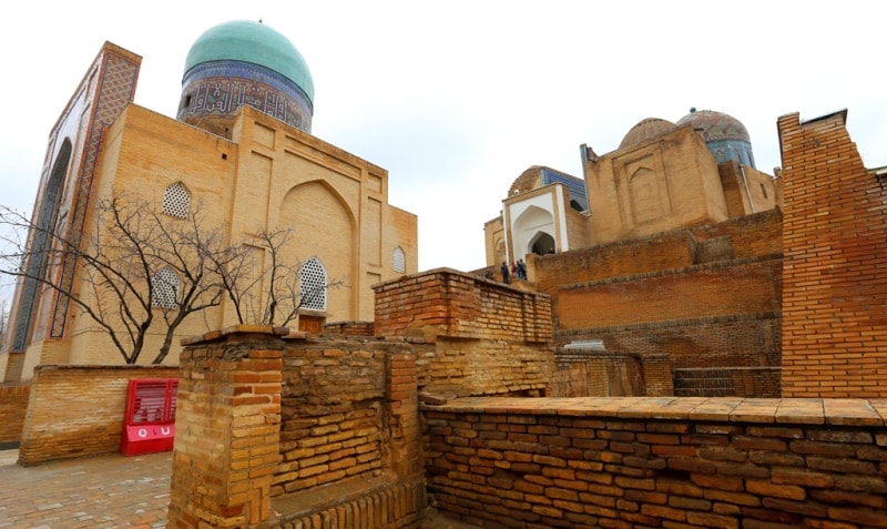Двухкупольный мавзолей на архитектурном ансамбле Шахи Зинда.