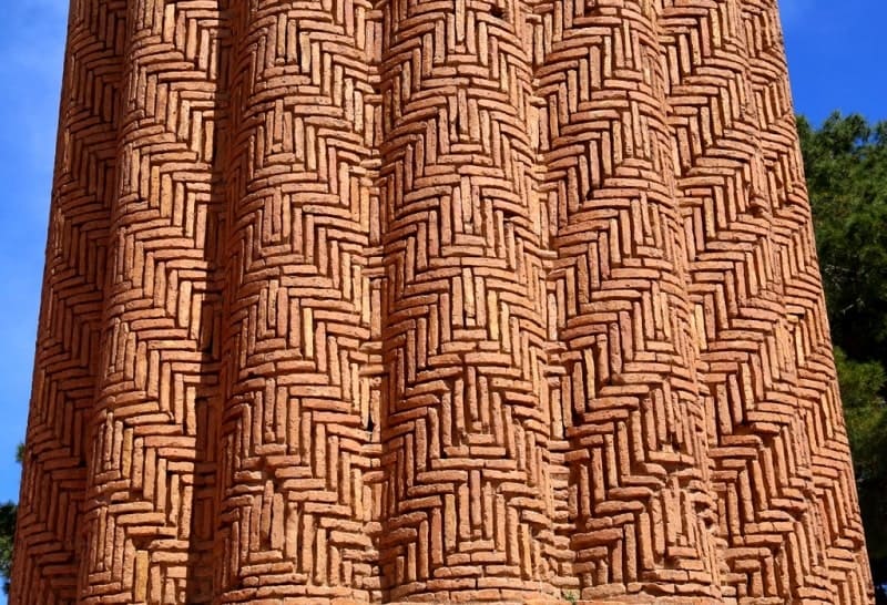 The height of the Jarkurgan Minaret is currently 21.6 meters, its diameter at this height is 4.1 meters, and at the base above the plinth, it is approximately 5.4 meters.