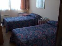 Twin room.
