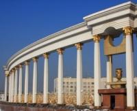 Арка в парке Первого президента Казахстана на пересечении улиц Навои и проспекта Аль-Фараби.