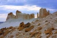 The Ustyurt Plateau preserves dozens of unique archaeological sites: Kaishaki – ancient Saka fortifications, the remains of walls and towers standing along ancient caravan routes, Ustyurt necropolises, burial structures from the Early Iron Age, mazars and stone crypts, stone labyrinths (arans), Ustyurt arrows, and ritual circles.