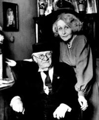 Академик Галина Пугаченкова (1915-2007 г.г.) и ее супруг академик Михаил Евгеньевич Массон (1897-1986 г.г.). Конец 1970-х - самое начало 1980-х годов. Фотография сделана в домашней обстановке - в их знаменитой ташкентской квартире, которая одновременно служила им рабочим кабинетом и колоссальной библиотекой.. Снимок из семейного архива. Оригинал этого снимка и негативы хранятся в фондах личного научного архива Г. А. Пугаченковой, который был передан на государственное хранение в Национальный архив Узбекистана. Автор фотографии неизвестен