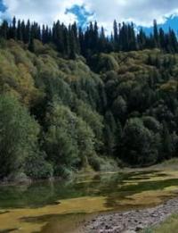 В период активных дождей и паводков Нижнее озеро наполняется и почти соединяется с Верхним озером.