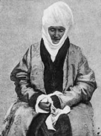 Курманжан Датка (1811 – 1907 г.г.), известная как «Алайская царица» и правительница южных киргизов. Государственный и военный деятель в Кокандском ханстве и Бухарском эмирате, удостоившись высокого титула «датка» (генерал/царица). Курманжан Датка родилась в обычной семье кочевников в горах Алая. Она сыграла важнейшую роль в переломные моменты истории кыргызского народа и пользовалась огромным уважением. После смерти мужа она самостоятельно управляла Алаем с 1832 по 1876 годы.