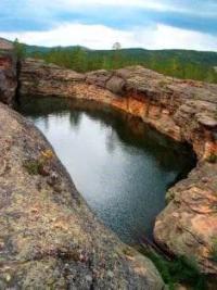 Lake Bassein was first mentioned in diaries of XIXth-century travelers, including N. Ya. Konshin, who described the Karkaraly Mountains as "a kingdom of granite colossi, covered in pine."