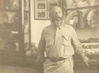 V. L. Vyatkin at the Samarkand Museum exhibit. https://sv.zarnews.uz/post/rukopisi-vasliya-vyatkina