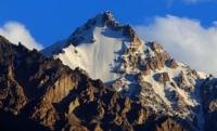The largest of them are located in the higher southeastern part of the range.