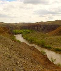Approximately 1 kilometer downriver is the First Cascade of "Toothbrush" rapids, with elements of difficulty categories 5 and 6.