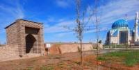 The Jaudir Ana Mosque-Madrasah is located near a historical site covering 88.7 hectares and belonging to the Azret Sultan State Historical and Cultural Reserve and Museum.