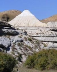 Stepped rock walls resembling giant amphitheaters. Thousands of layers of sedimentary rock are visible on their surface – a stratigraphic record spanning up to 60-70 million years of history.